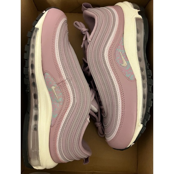 SOLD- W AIR MAX 97
PLUM FOG/METALLIC SILVER
BRUME PRUNE/ARGENT METALLIQUE - Picture 2 of 8